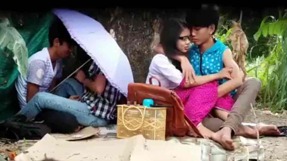 စုံတွဲ၂တွဲ ကျောင်းပိတ်ရက် ချိန်းလိုးကြတာ