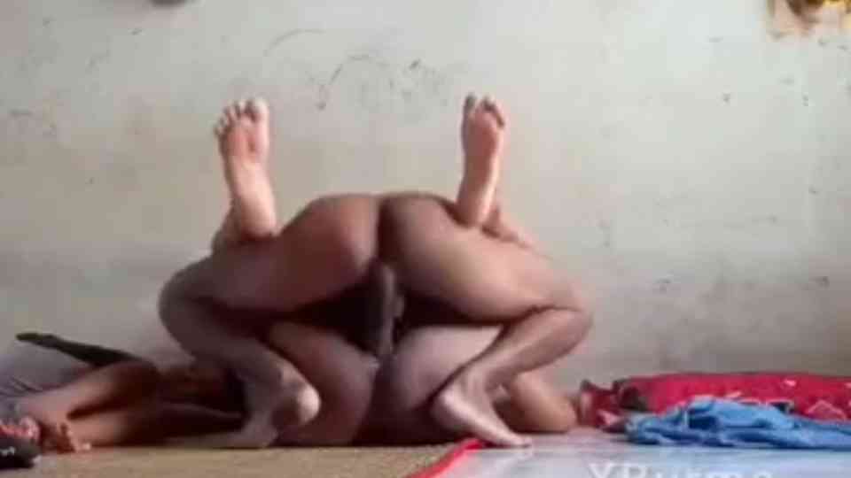 ဘုရားစင်ရှေ့ ငရုပ်ဆုံထောင်းနေတာ